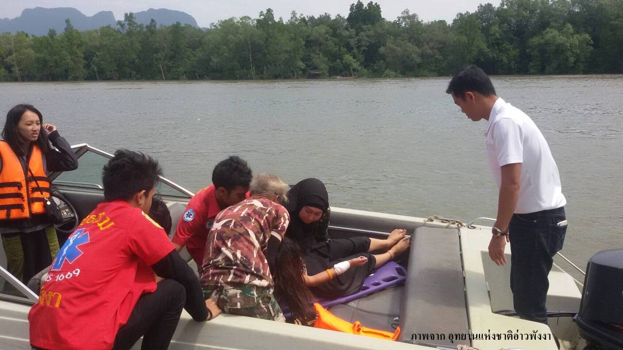 คลื่นลมแรงทำเรือท่องเที่ยวล่มกลางทะเลพังงา