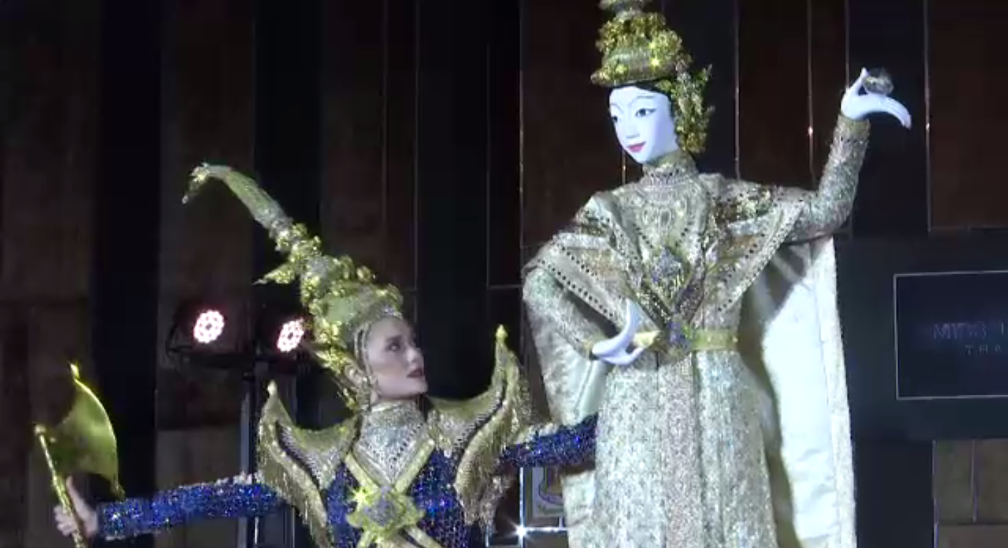 ชุดประจำชาติไทย "เมขลาล่อแก้ว" เรียกเสียงชื่นชมบนเวทีมิสยูนิเวิร์ส