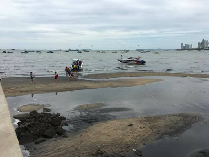คพ.เก็บตัวอย่างน้ำทะเลสีดำหาดพัทยาตรวจสอบ