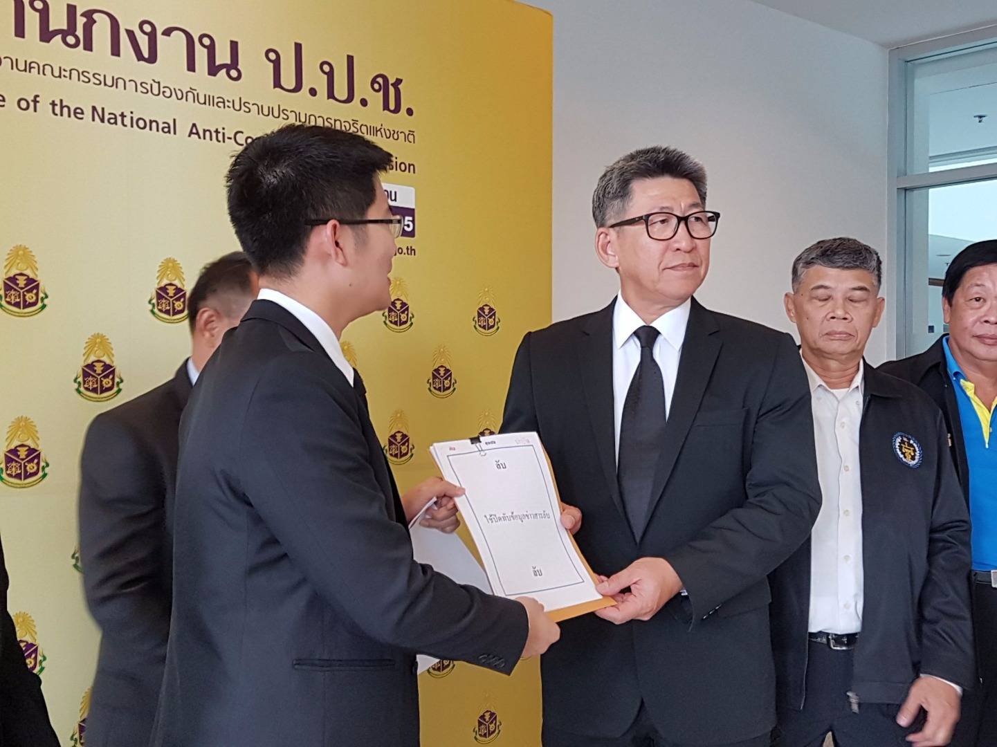 ภาคีเครือข่ายต้านทุจริตฯ ยื่น ป.ป.ช.สอบ รมว.ศึกษาฯ บังคับครูทั่วประเทศเข้าคอร์สอบรม