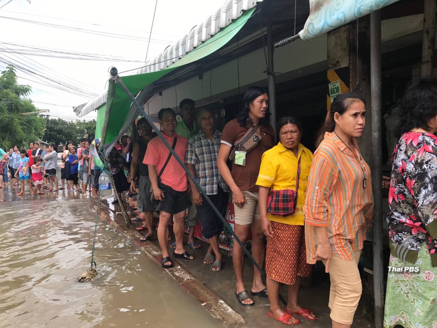 น้ำท่วมยังวิกฤต ขาดแคลนอาหารแจกญาติคนป่วย รพ.สกลนคร