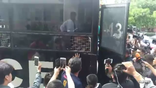 ตร.นำกลุ่มผู้ต้องหาอาละวาด สน.สายไหม ฝากขังศาลจังหวัดมีนบุรี