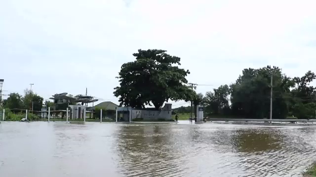 อ.ตาคลี จ.นครสวรรค์ น้ำยังท่วมขยายวงกว้าง