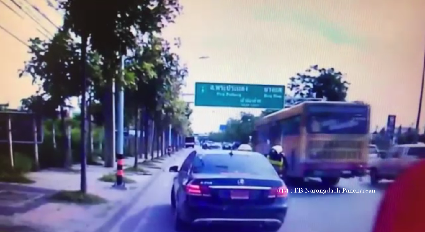 ตั้ง 3 ข้อกล่าวหาคนขับรถเบนซ์ป้ายแดงลากตำรวจขณะเรียกตรวจเอกสาร