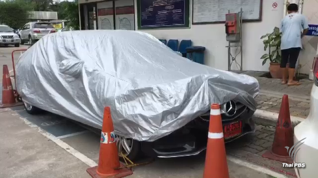 “ผู้ต้องหา” ขับรถเบนซ์ป้ายแดงลากตำรวจ เข้ามอบตัว สน.ท่าข้ามแล้ว