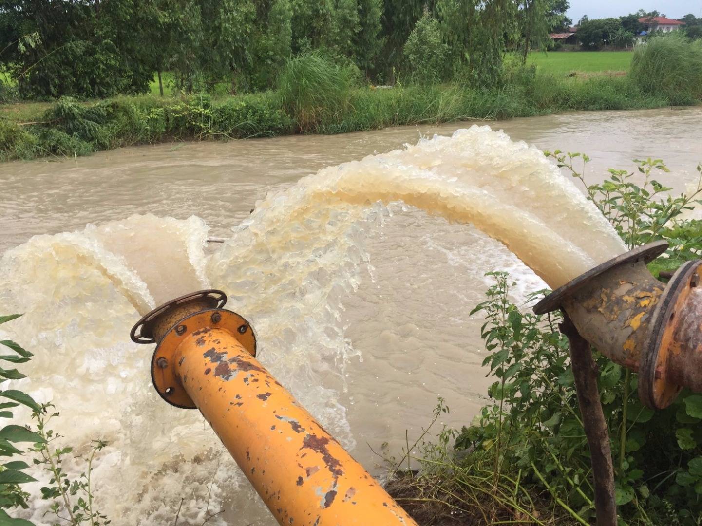 กรมชลประทานเร่งระบายน้ำท่วมขัง อ.บ้านหมี่ จ.ลพบุรี