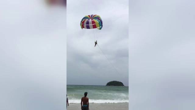 ผู้ว่าฯ ภูเก็ต สั่งงดเล่น "พาราเซลลิ่ง" หลังฝรั่งดิ่งทะเลดับ