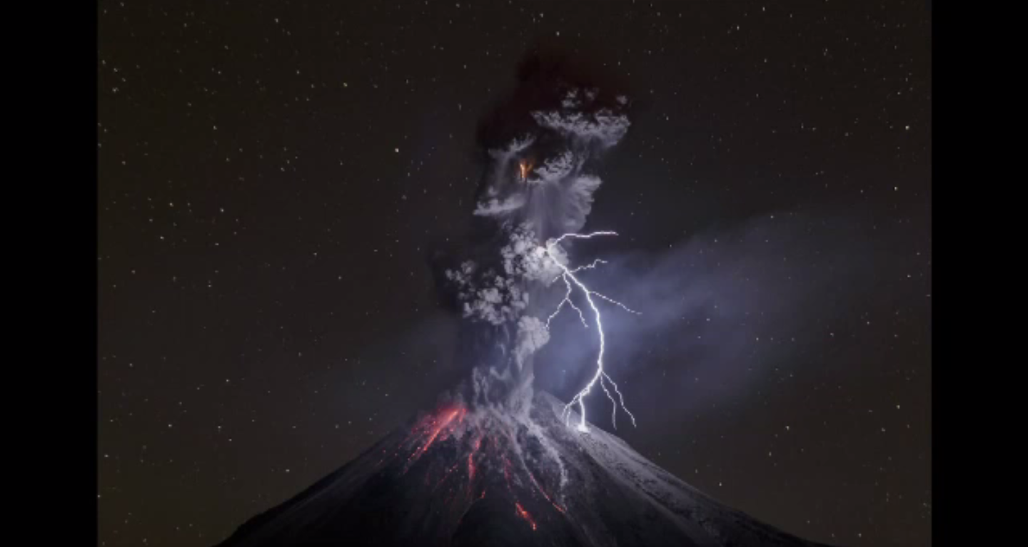 ภาพ "ฟ้าผ่าภูเขาไฟ" คว้ารางวัลภาพถ่ายท่องเที่ยวแห่งปี 2017 