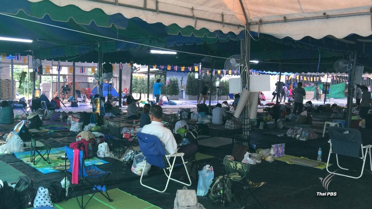 "ยังไม่ย้าย" พระสงฆ์-คณะศิษย์ ยังปักหลักตลาดกลางคลองหลวง