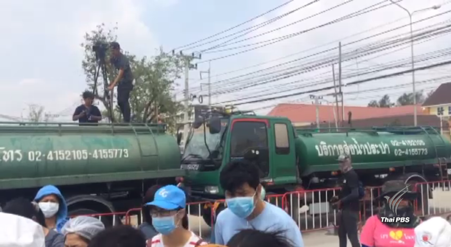 ศิษย์วัดพระธรรมกาย พยายามฝ่าฝืนนำรถน้ำเข้าตลาดฯ