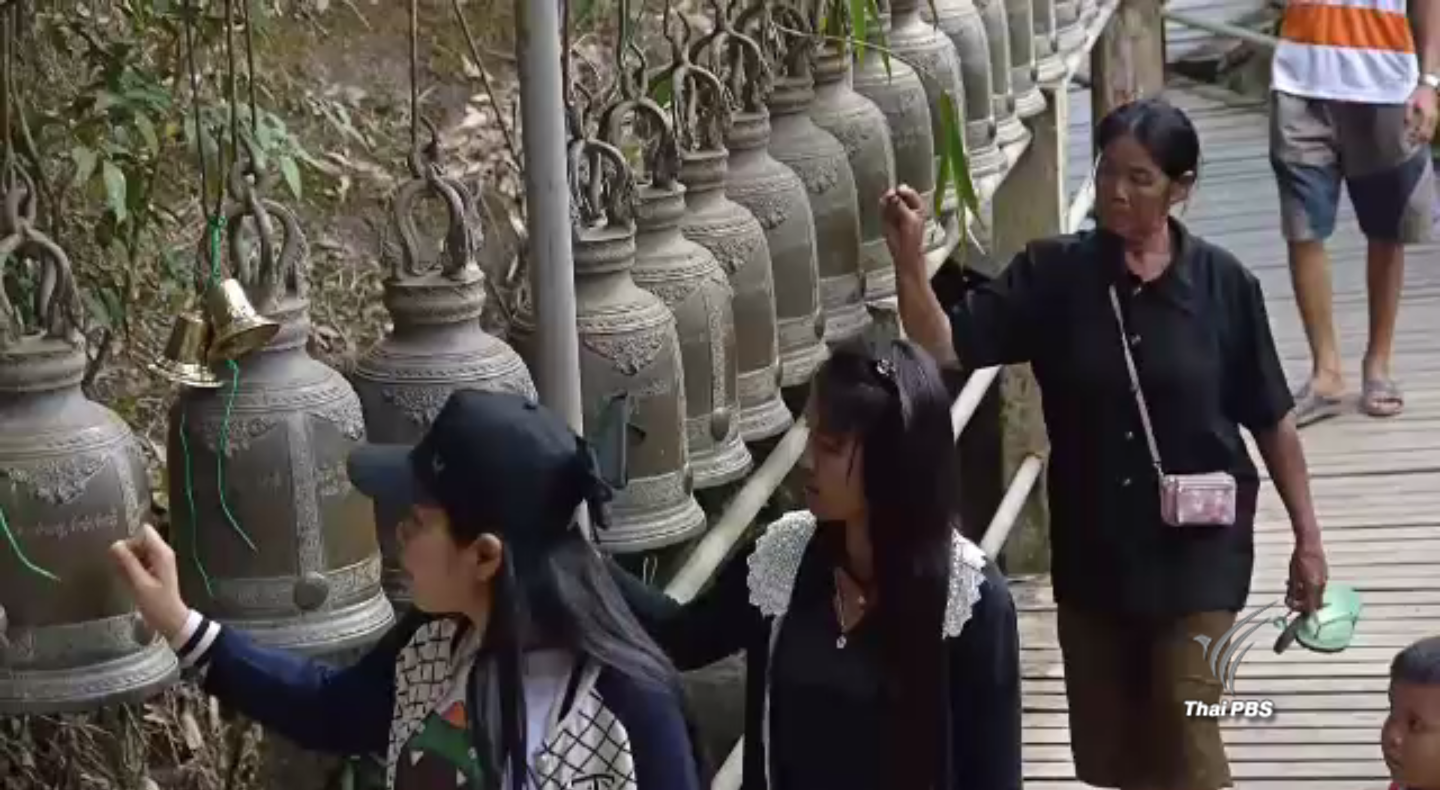 ประชาชนทยอยขึ้นเขาคิชฌกูฏ สื่อสังคมออนไลน์ข้องใจตู้รับบริจาคเงินปริศนาทั่วเขา