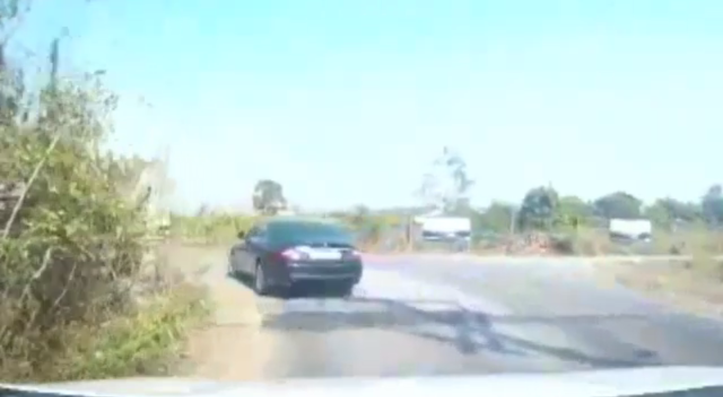 พบรถเบนซ์ต้องสงสัยเฉี่ยวชนจักรยานยนต์ อ.ศรีราชา จ.ชลบุรี มีทั้งหมด 3 คัน