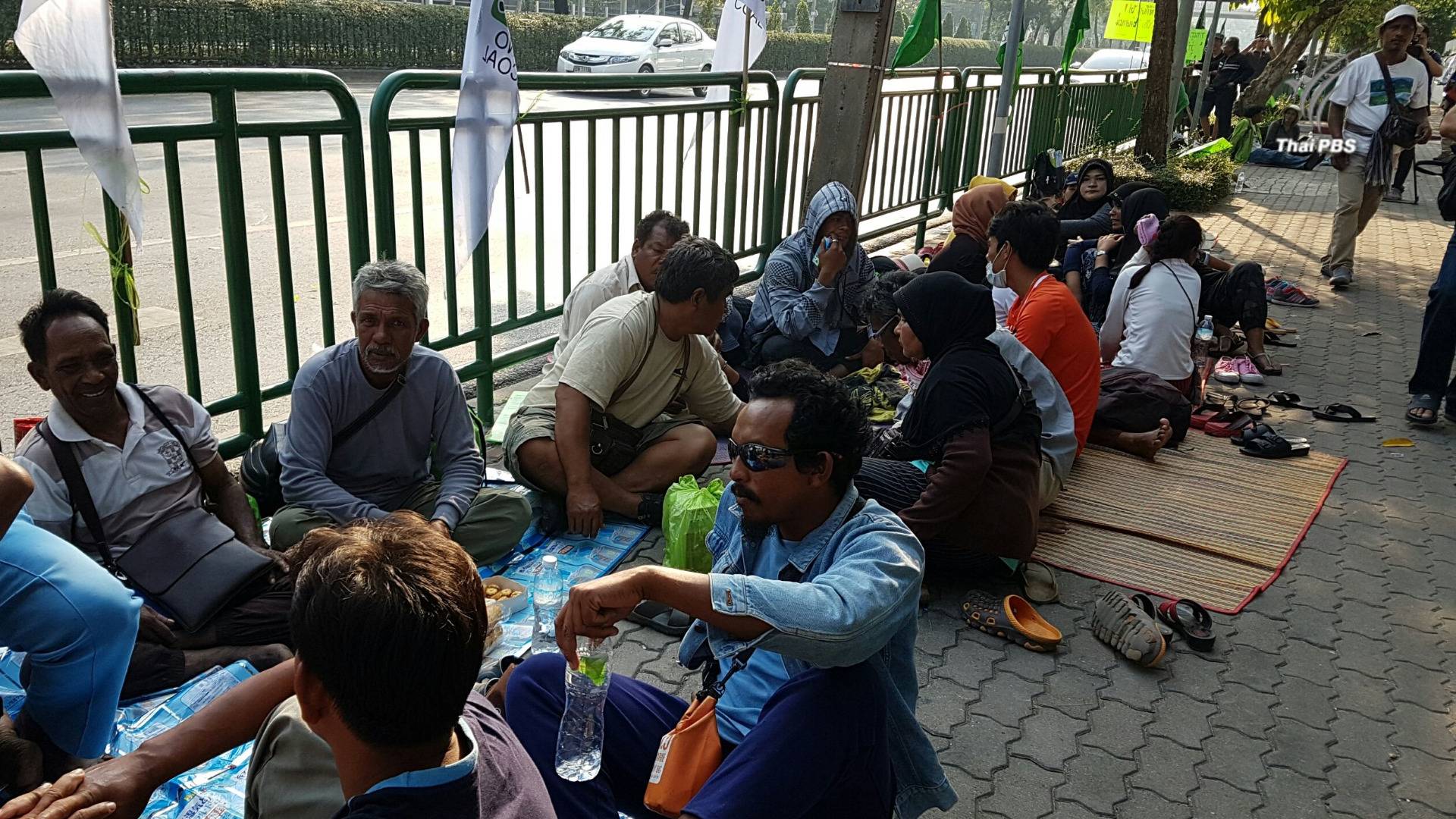 กลุ่มค้านโรงไฟฟ้ากระบี่ปักหลักชุมนุมต่อ-แกนนำ 5 คน ยังถูกคุมตัวที่ มทบ.11