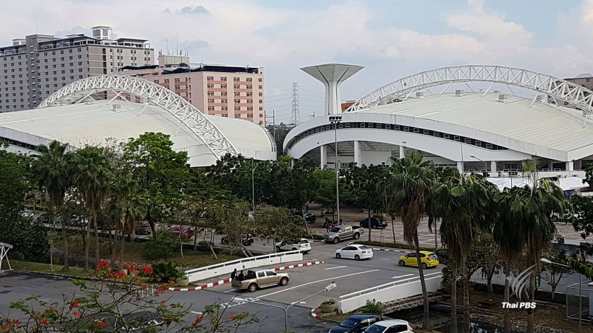 คาดมิจฉาชีพหวังขโมยทรัพย์ หลังรถยนต์ในลานจอด มธ.ศูนย์รังสิตล็อครีโมทไม่ได้