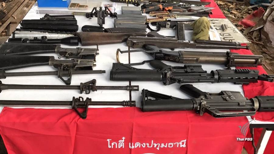 ตร.ตรวจค้นบ้านพัก "โกตี๋" แกนนำเสื้อแดงย่านลำลูกกา พบอาวุธสงครามจำนวนมาก