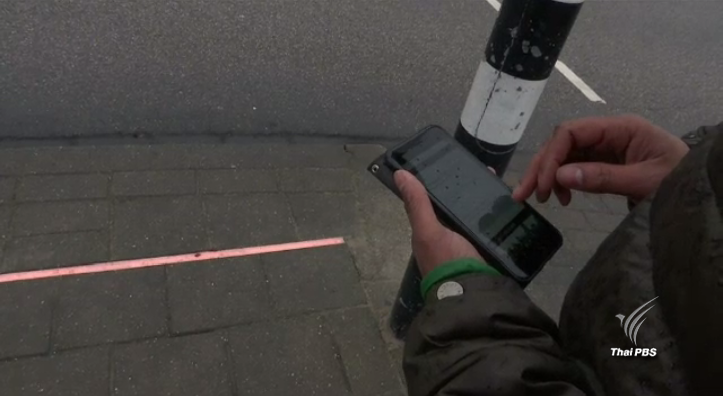 "เนเธอร์แลนด์" ติดตั้งไฟจราจรป้องกันอุบัติเหตุให้คนก้มหน้าใช้โทรศัพท์มือถือ