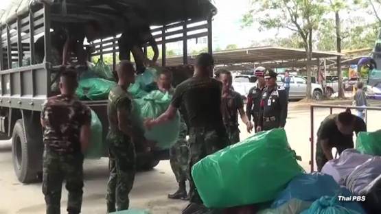 ทหารรับมอบสินค้าละเมิดลิขสิทธิ์จากตลาดโรงเกลือ มูลค่า 1 แสนบาท