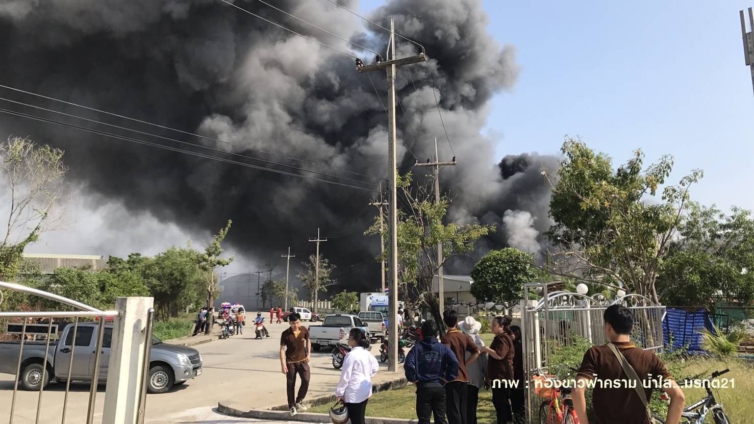ไฟไหม้โรงงานชลบุรี จนท.ยังควบคุมเพลิงไม่ได้