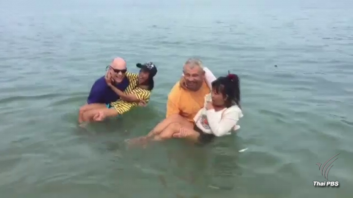 "อุ้มสาวลงน้ำ”สงกรานต์เกาะสีชัง