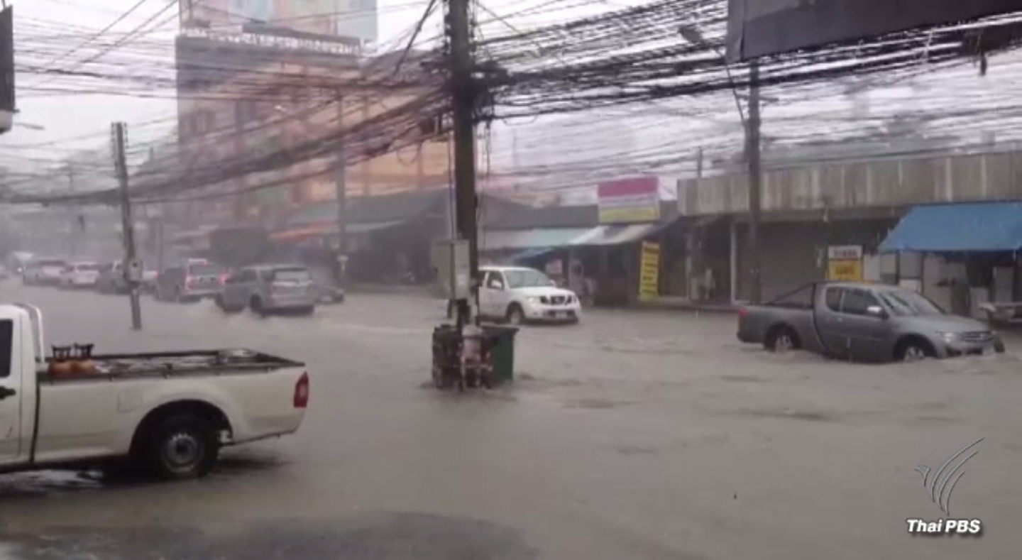 ฝนตกหนักในพัทยา จ.ชลบุรี น้ำท่วมสูง รถสัญจรผ่านลำบาก