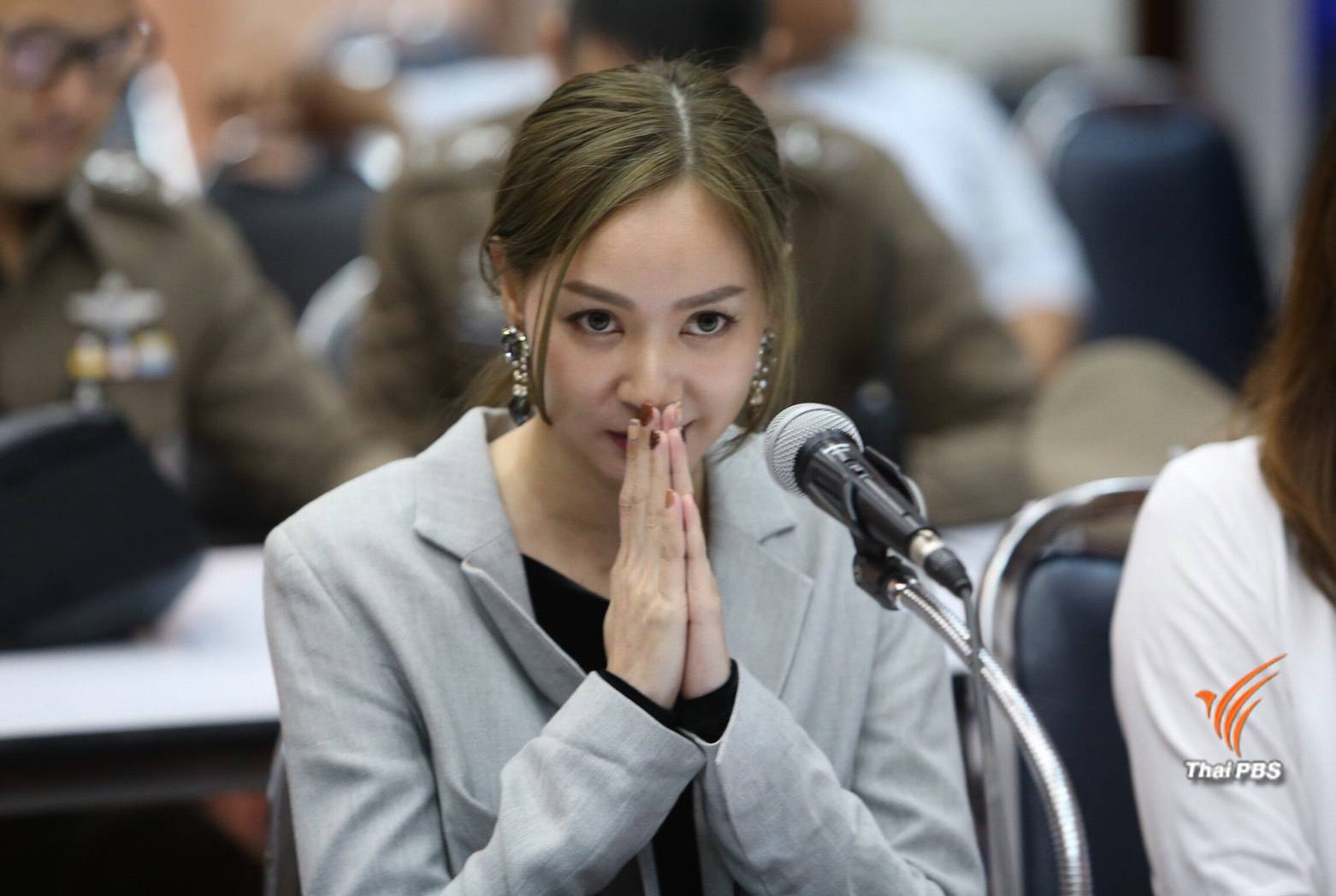 "โฟร์" พบตำรวจรีวิวสินค้าเมจิกสกิน- เรียกอีก 4 ดาราสอบเพิ่ม