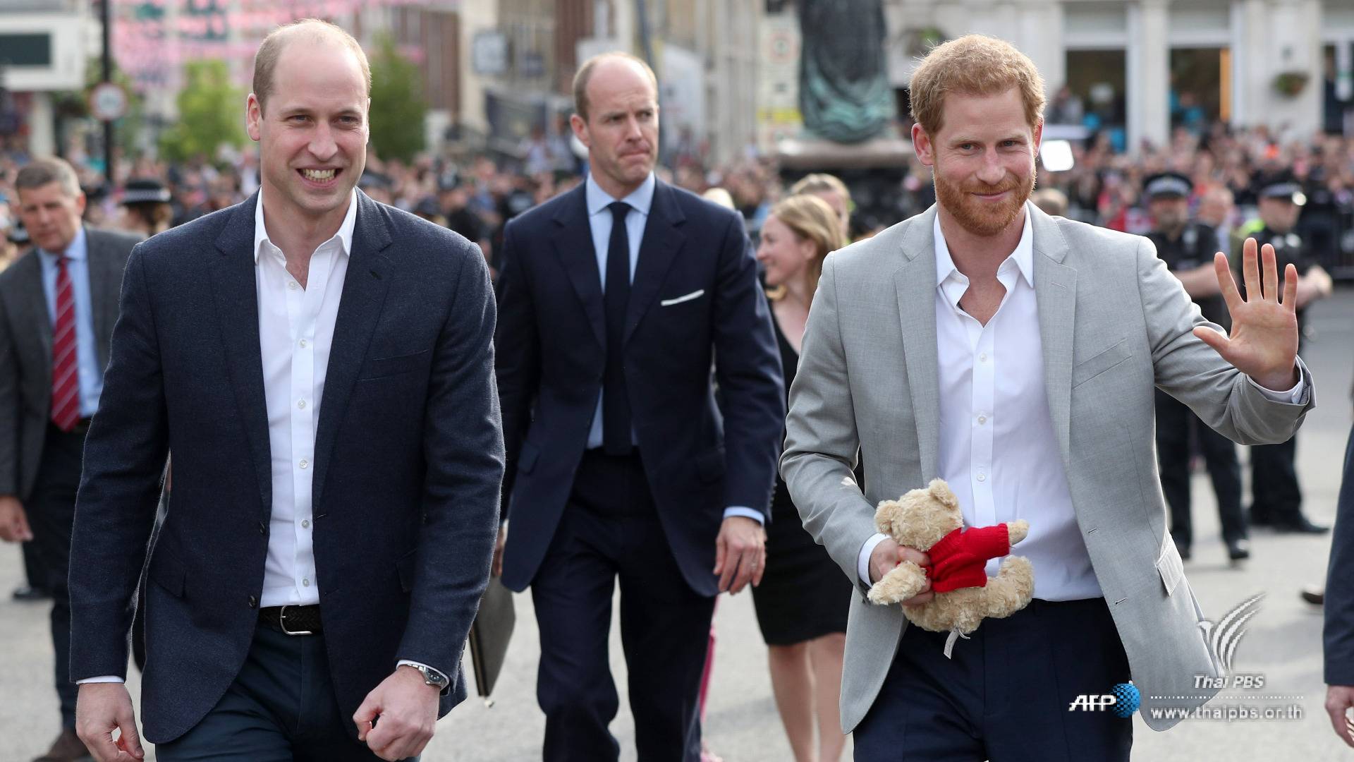 เจ้าชายแฮร์รี่พบปะพสกนิกรก่อนพิธีเสกสมรส