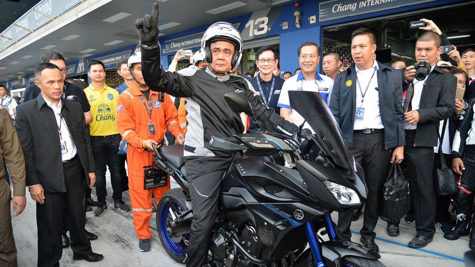 "ประยุทธ์" โชว์ลีลานักบิดลงสนามช้าง อารีน่า จ.บุรีรัมย์