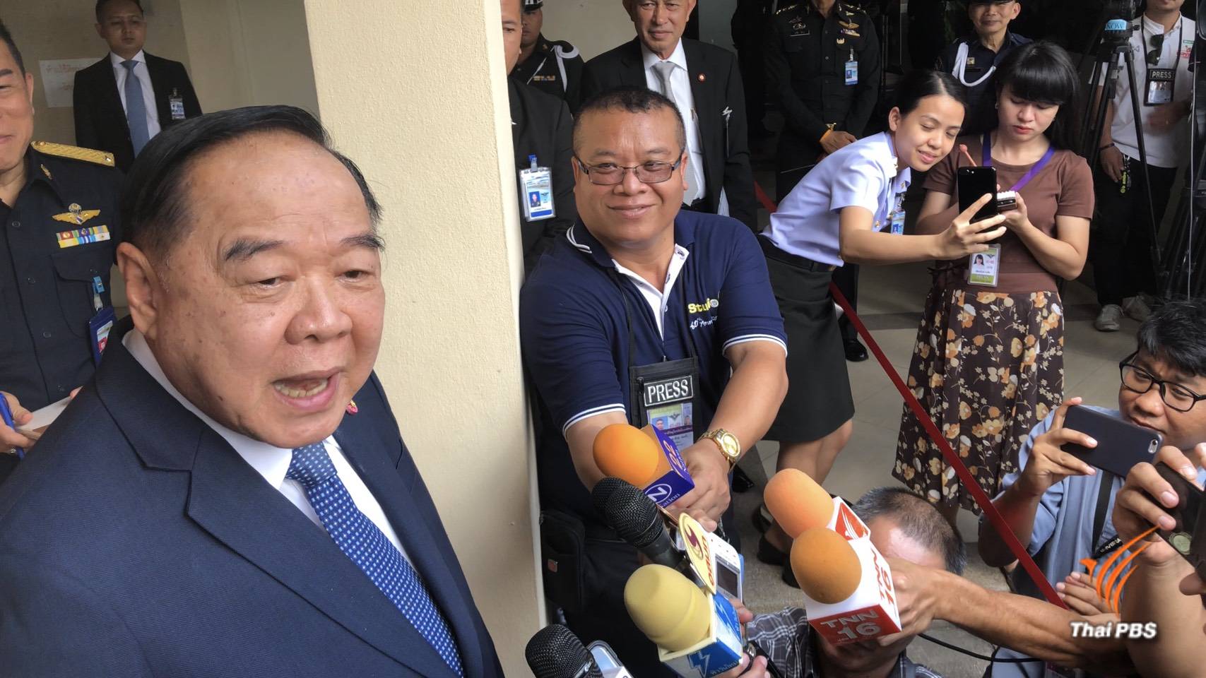 "พล.อ.ประวิตร" ย้ำไม่ได้จับมือการเมืองกับเนวิน
