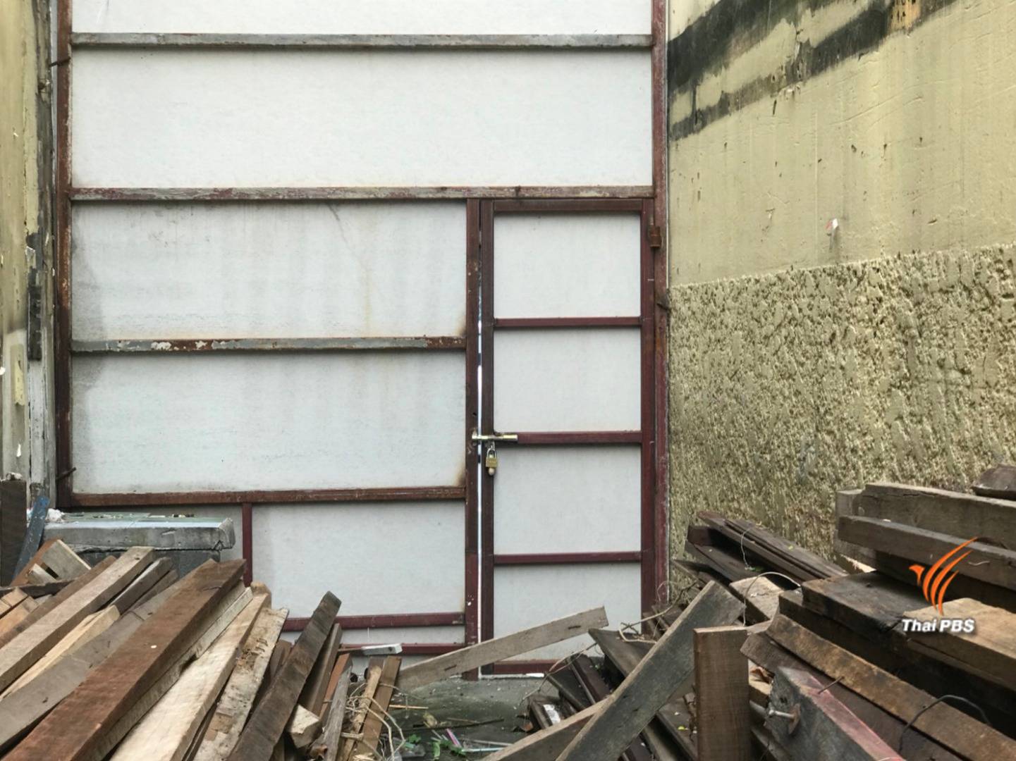 พบประตูข้างกุฏิ "เจ้าคุณธงชัย" วัดสระเกศ ตร.คาดใช้หลบหนี