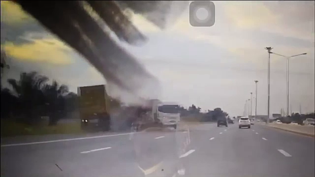 กล้องบันทึก รถคอนเทนเนอร์ไม่เบรก พุ่งชนท้ายรถกระบะ-รถบรรทุก คาดอาจหลับใน