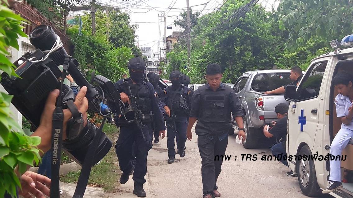 ตร.ปิดล้อมบ้านพักซอยจรัญฯ เจรจามือยิงหญิงเสียชีวิต