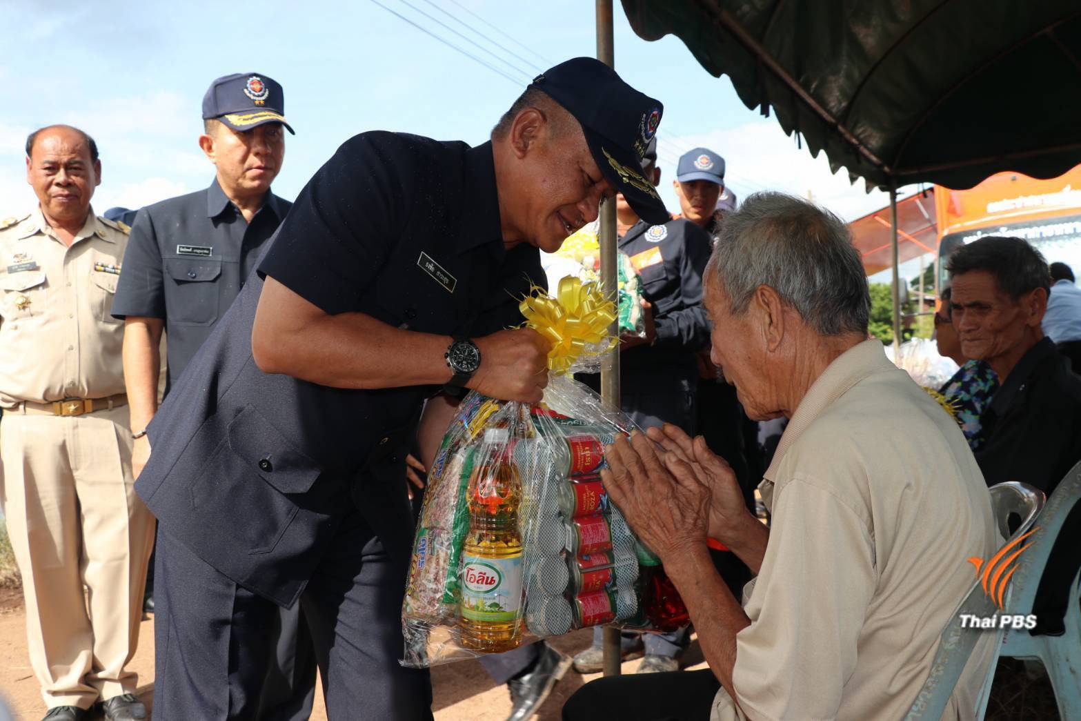 กองทัพระดมความช่วยเหลือผู้ประสบอุทกภัย จ.สกลนคร