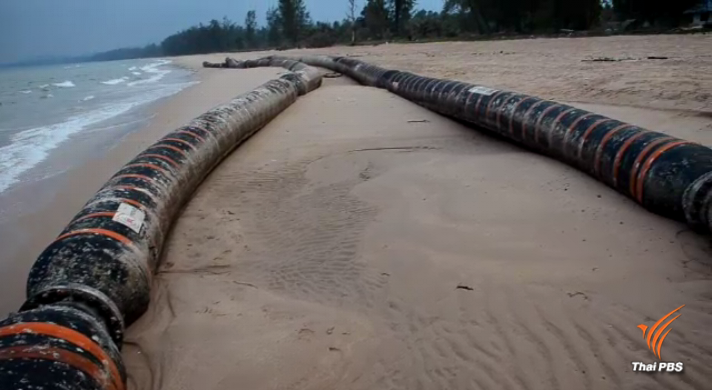 คลื่นซัดท่อยางขนาดใหญ่ยาว 150 เมตร เกยชายหาด จ.ชุมพร