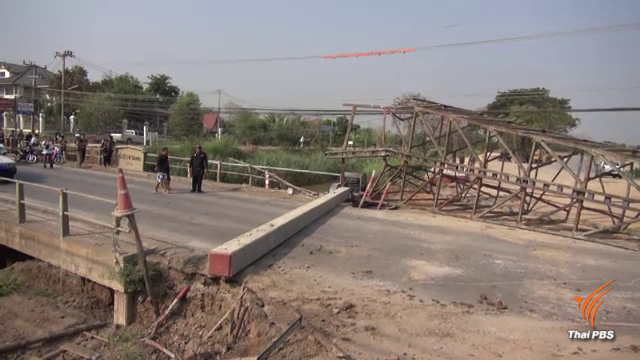 ปั้นจั่นตอกเสาเข็มสร้างสะพาน ล้มใส่คนงานเจ็บ 1 คน