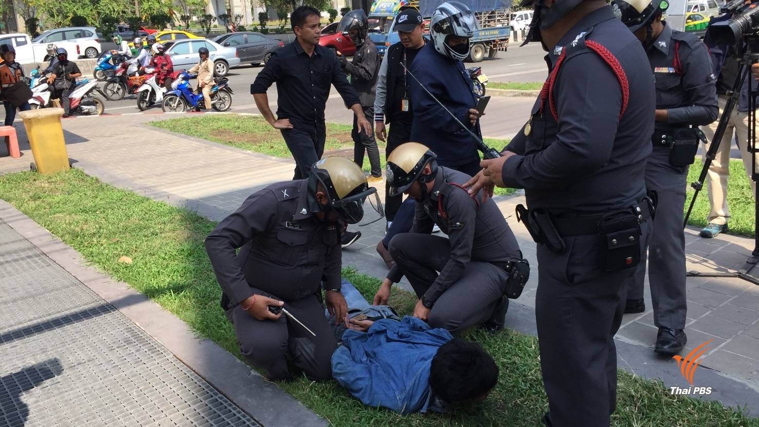 ชายถือมีดวิ่งเข้าไทยพีบีเอส ตำรวจรวบตัวทันควัน
