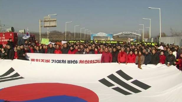 เกาหลีใต้ชุมนุมประท้วงคณะผู้แทนเกาหลีเหนือ ร่วมพิธีปิดโอลิมปิกฤดูหนาว