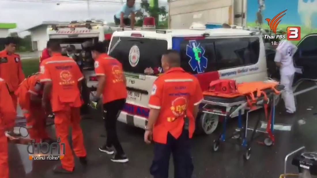 กู้ภัยเร่งไปช่วยคนเจ็บรถทัวร์คว่ำ ชนท้ายสิบล้อ เสียชีวิต 1 คน