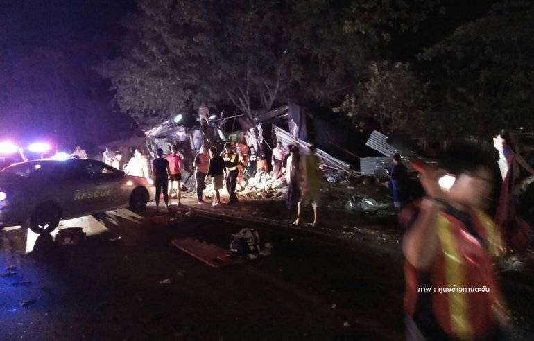 กู้ซากรถ-ชันสูตร 19 ศพ เหตุรถทัวร์พุ่งข้ามเกาะโค้งวังน้ำเขียว