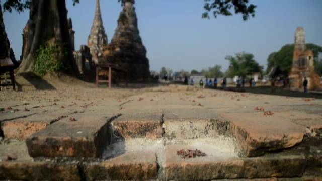 นักท่องเที่ยวตามรอยละครดัง ปีนเหยียบอิฐ "วัดไชยวัฒนาราม" แตกหัก