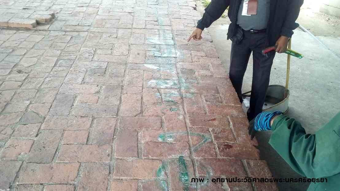 ทำความสะอาดอิฐโบราณอยุธยา ถูกพ่นสีจองที่ขายของ