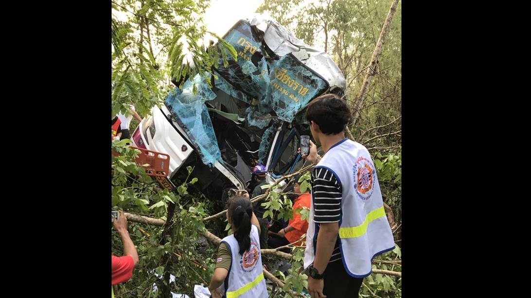 รถทัวร์เสียหลักตกข้างทางที่ลำปาง เสียชีวิต 1 เจ็บ 12 คน