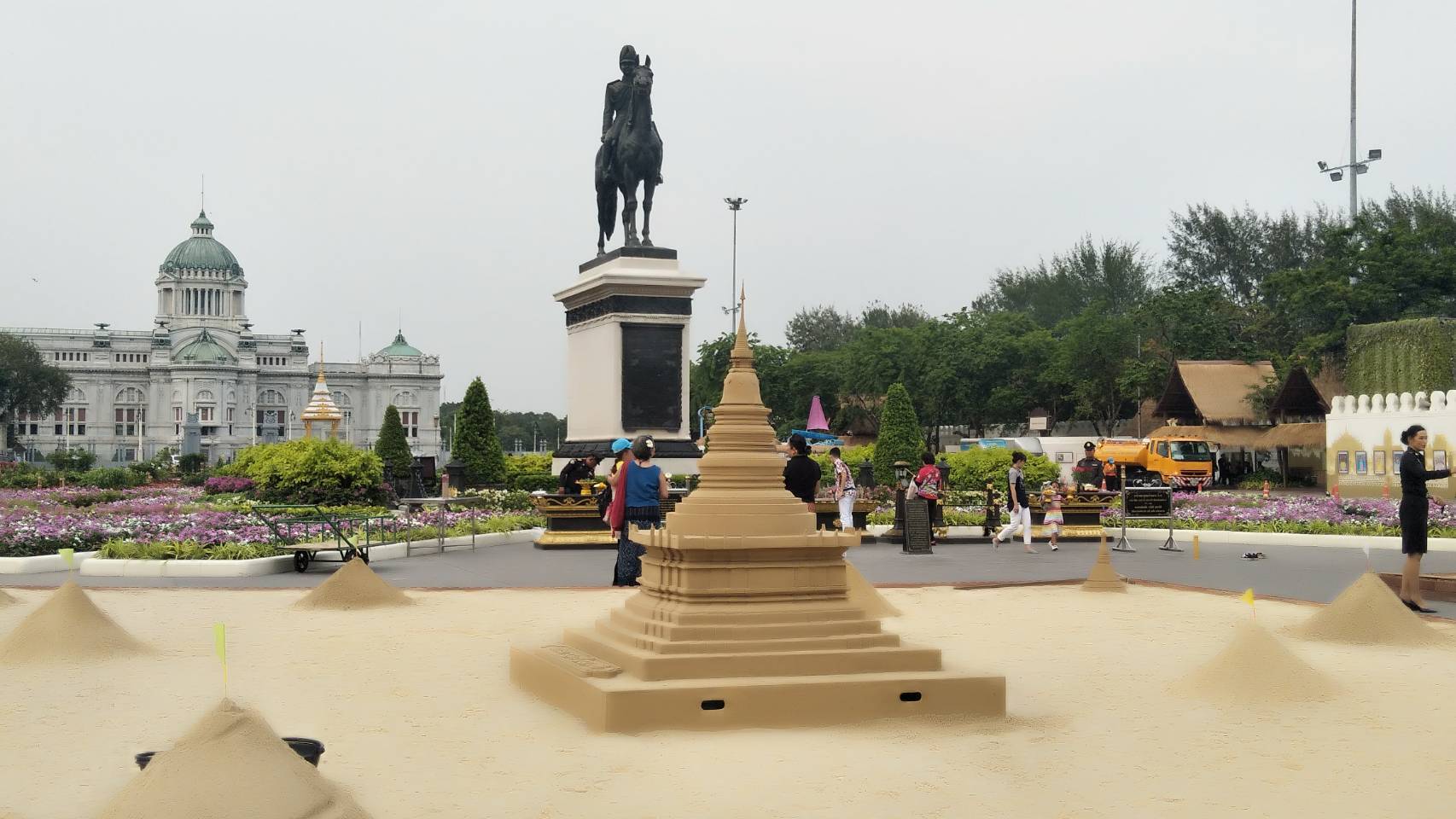 ขสมก.เดินรถ 6 เส้นทางให้ ปชช.ร่วมงาน "เถลิงศกสุขสันต์ มหาสงกรานต์ ตำนานไทย"