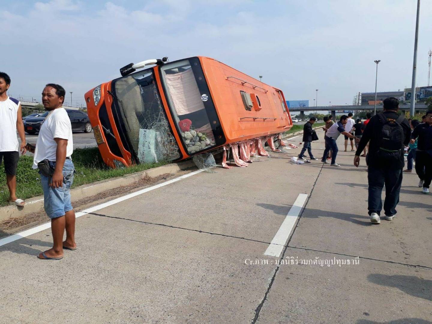 รถบัสพลิกคว่ำบน ถ.พหลโยธิน ขาเข้า บาดเจ็บ 23 คน