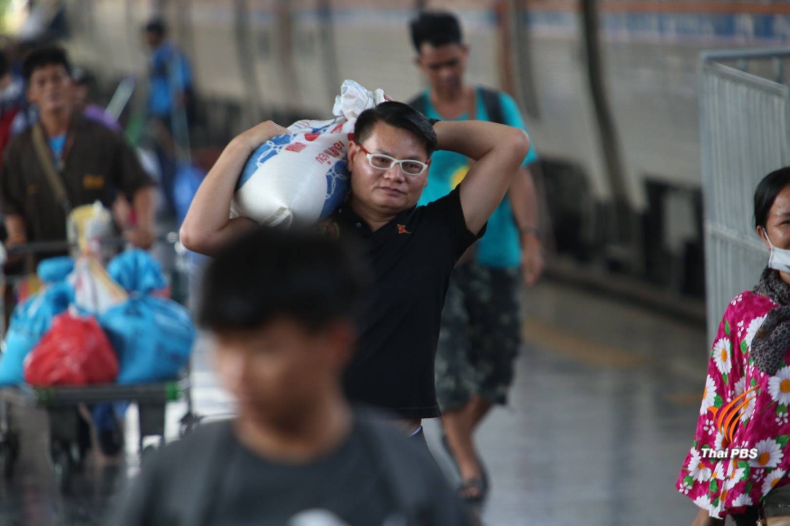 หอบหิ้ว "ข้าวสาร-อาหารแห้ง" ตุนเสบียงกลับ กทม.