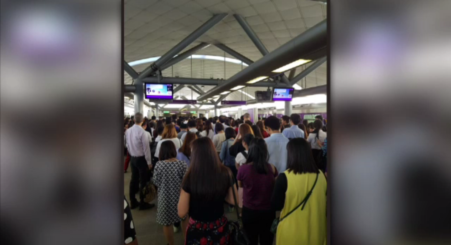 ผู้โดยสารตกค้างสถานีเตาปูนชั่วโมงเร่งด่วน