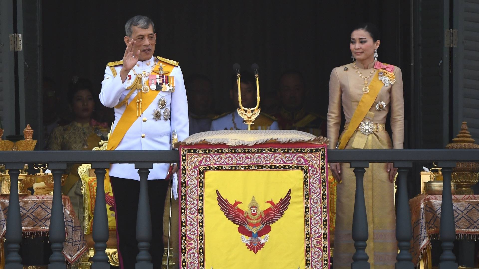 พระบาทสมเด็จพระเจ้าอยู่หัว พระราชทาน 2.4 พันล้านช่วย รพ.
