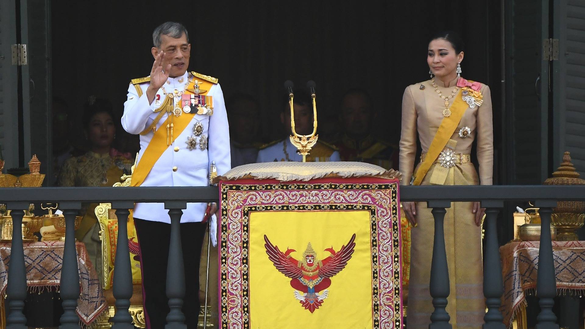 ชื่นชมพระบารมี “รัชกาลที่ 10” เสด็จออกสีหบัญชร