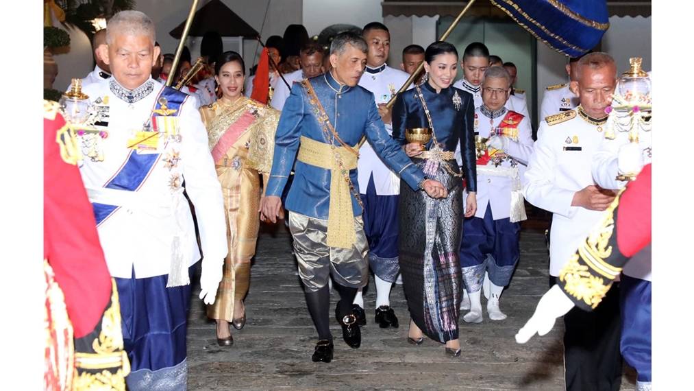 รัชกาลที่ 10 ทรงประกอบพระราชพิธีเฉลิมพระราชมณเฑียร บรรทมเหนือพระแท่นราชบรรจถรณ์