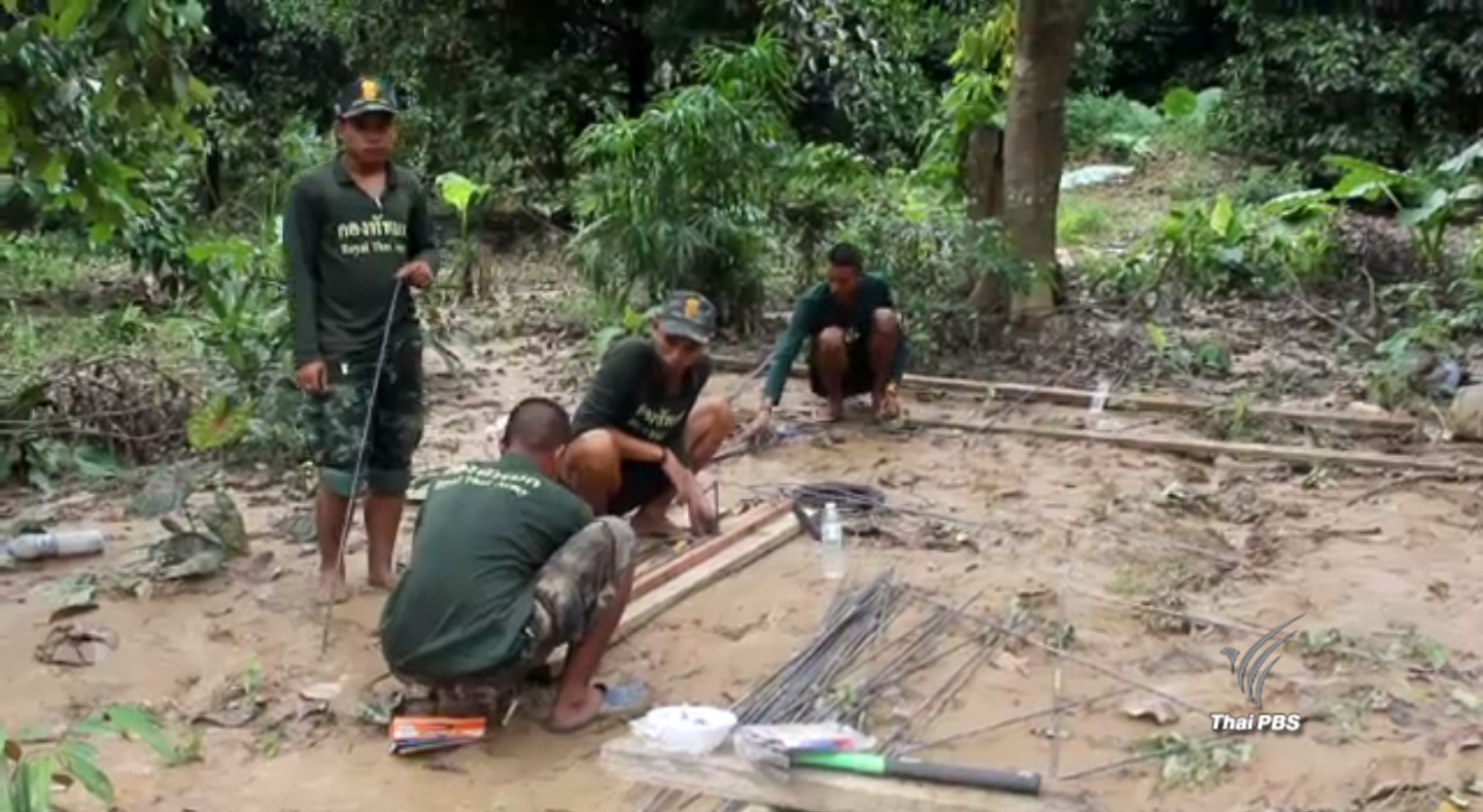 ทหารเร่งสร้างบ้านช่วยเหลือผู้ประสบภัยน้ำท่วม จ.สุราษฎร์ธานี