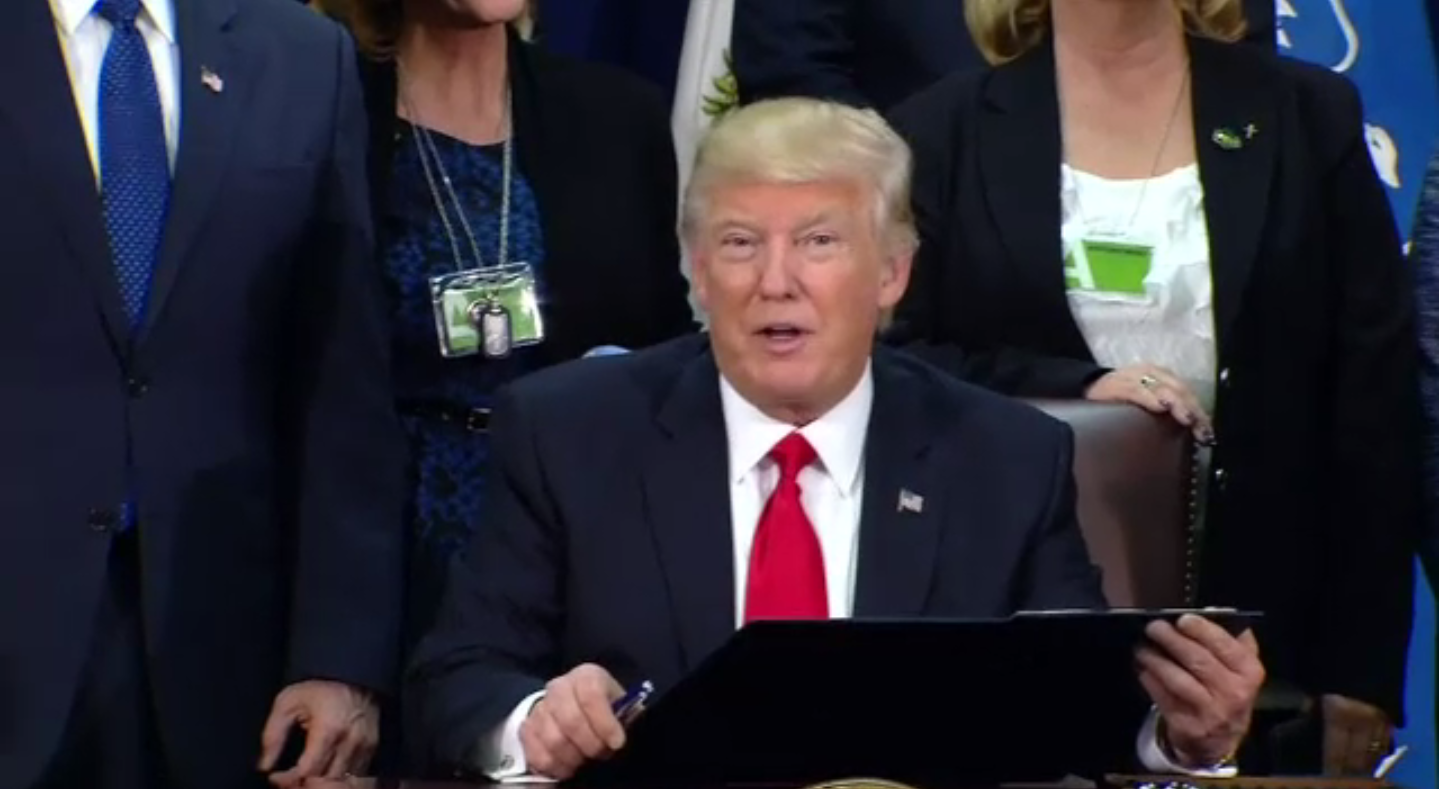 "โดนัลด์ ทรัมพ์" ลงนามคำสั่งสร้างกำแพงพรมแดนเม็กซิโก